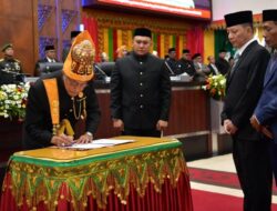 Pj Gubernur Saksikan Pengukuhan Kembali Malik Mahmud Sebagai Wali Nanggroe Aceh