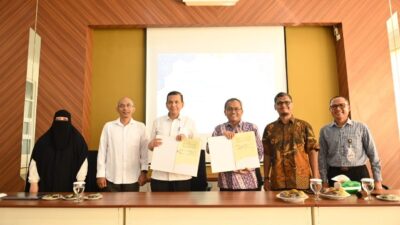 Penandatangan perjanjian kerja sama ini dilakukan oleh Kadiskominsa Marwan Nusuf, B.HSc, MA dan Dekan FMIPA USK Prof. Dr. Taufik Fuadi Abidin, S.Si, M.Tech di Ruang Senat FMIPA USK, Rabu (24/1/2024). Turut hadir dalam kegiatan tersebut Kepala UPTD Statistik Sayid Azhary bersama jajaran, dan para Kepala Program Studi di FMIPA, Rabu (24/1/2024)