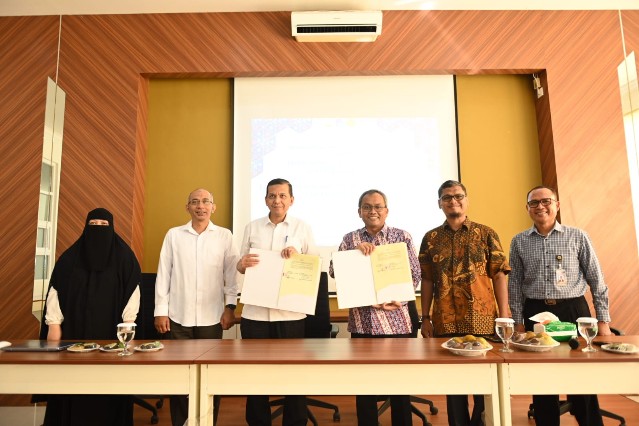 Implementasi Percepatan Transformasi Digital dan Pelaksanaan MBKM, Diskominsa Aceh Jalin Kerja Sama dengan FMIPA USK 1 Penandatangan perjanjian kerja sama ini dilakukan oleh Kadiskominsa Marwan Nusuf, B.HSc, MA dan Dekan FMIPA USK Prof. Dr. Taufik Fuadi Abidin, S.Si, M.Tech di Ruang Senat FMIPA USK, Rabu (24/1/2024). Turut hadir dalam kegiatan tersebut Kepala UPTD Statistik Sayid Azhary bersama jajaran, dan para Kepala Program Studi di FMIPA, Rabu (24/1/2024)