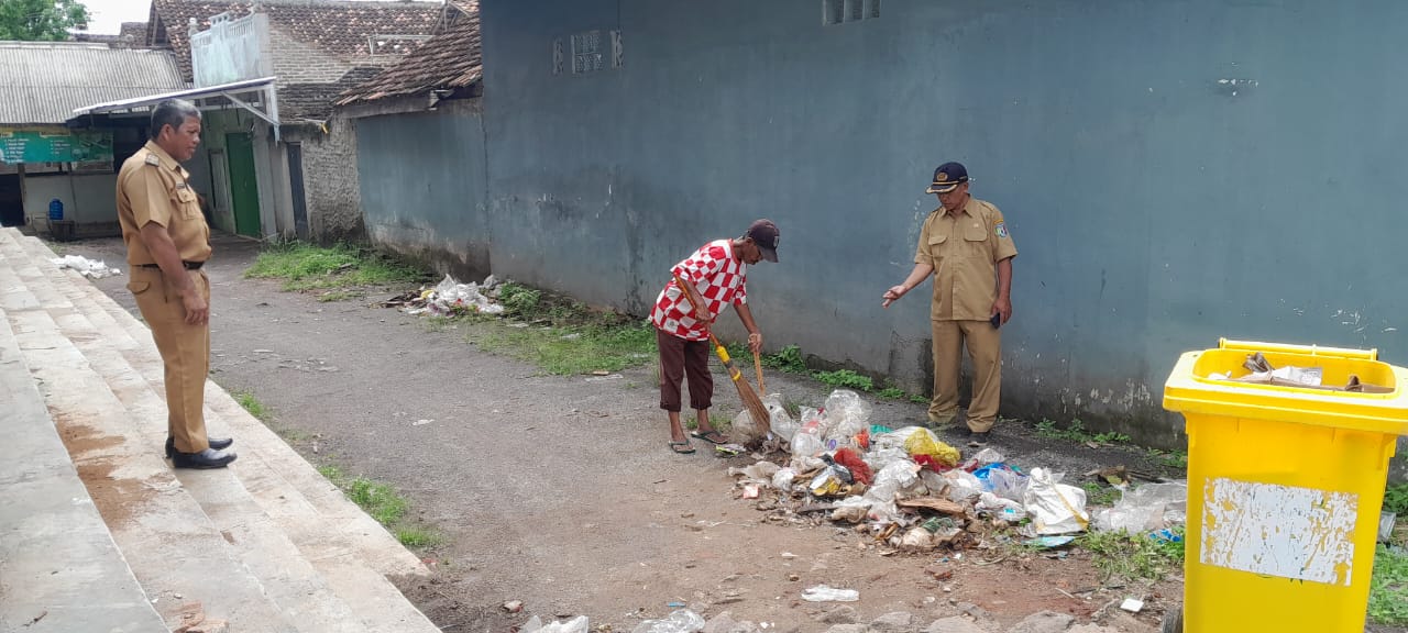 Pasca Viral, DLH Pringsewu Gerak Cepat Bersihkan Tumpukan Sampah di Pasar Pagelaran 1 IMG 20240206 WA0120