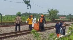 Tim Inafis Polres Madiun melakukan evakuasi terhadap kakek yang diduga bunuh diri di rel kreta api, Jumat (23/2/2024). (Foto: Harian Daerah/Bambang)