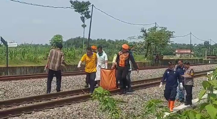 Tim Inafis Polres Madiun melakukan evakuasi terhadap kakek yang diduga bunuh diri di rel kreta api, Jumat (23/2/2024). (Foto: Harian Daerah/Bambang)