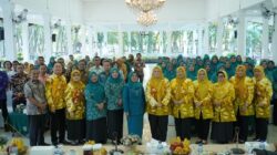 Tim Supervisi TP-PKK Provinsi Sumatera Utara Kunjungi Kabupaten Asahan 6 Tim Supervisi TP-PKK Provinsi Sumut dengan Tim PKK Kabupaten Asahan Foto Bersama saat berkunjung ke Kabupaten Asahan, Kamis (22/2/2024). (Foto: Harian Daerah/Ibrahim)