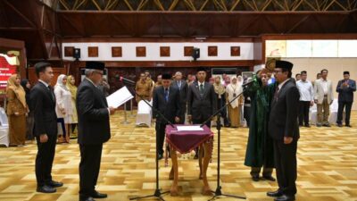 Penjabat (Pj) Gubernur Aceh, Bustami, mengambil sumpah dan melantik Azwardi sebagai Pj Sekda Aceh di Anjong Monmata, Komplek Meuligoe Gubernur Aceh, Senin (25/3/2024). (Foto: infopublik.id)