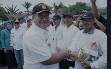 Bupati Asahan H. Surya, BSc mendampingi Penjabat (Pj) Gubernur Sumatera Utara (Gubsu) Hassanuddin melakukan penanaman cabai di Desa Serdang Kecamatan Meranti, Selasa (20/02/2024). (Foto: Harian Daerah/Ibrahim)