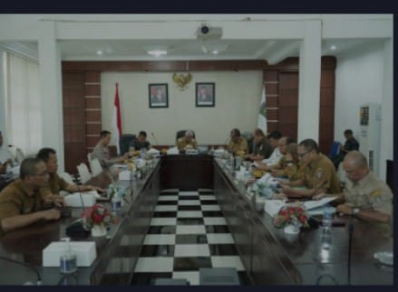 Bupati Asahan Pimpin Rapat Forum Koordinasi Pimpinan Daerah Kabupaten Asahan Tahun 2024 1 Bupati Asahan H. Surya, BSc memimpin Rapat Forum Koordinasi Pimpinan Daerah Kabupaten Asahan Tahun 2024 terkait pemilu 2024 di Aula Mawar Kantor Bupati Asahan, Senin (12/02/2024). (Foto: Harian Daerah/Ibrahim)