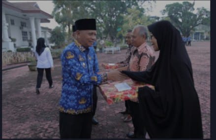 Bupati Asahan H. Surya, BSc memimpin upacara Hari Kesadaran Nasional Bulan Februari 2024 di Halaman Kantor Bupati Asahan, Senin (19/02/2024). (Foto: Harian Daerah/Ibrahim)