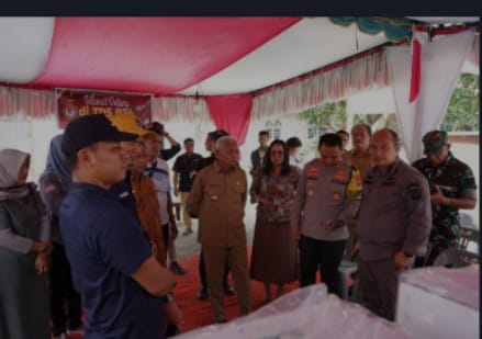 Bupati Bersama Forkopimda Asahan Tinjau Pendistribusian Logistik Pemilu 2024 1 Bupati dan Forkopimda Kabupaten Asahan meninjau secara langsung pendistribusian logistik di Kecamatan Simpang Empat, Selasa (13/02/2024). (Foto: Harian Daerah/Ibrahim)