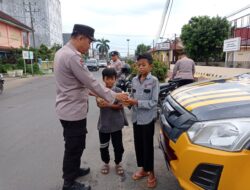 Polsek Pringsewu Kota Berbagi Takjil Ramadhan