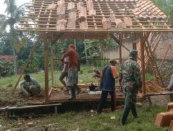 Aparatur Pekon dan Masyarakat Nusawungu Dirikan Rumah Seorang Penyandang Disabilitas