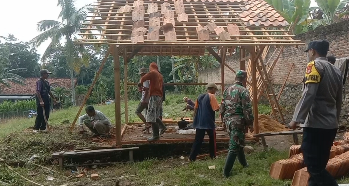 Aparatur Pekon dan Masyarakat Nusawungu Dirikan Rumah Seorang Penyandang Disabilitas 1 IMG 20240317 WA0212