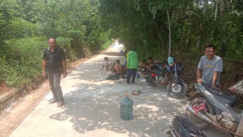 Bertahun Menunggu, Akhirnya Jalan Menuju Dusun 1 Hujan Mas Dibangun dari Dana Desa 1 Para pekerja sedang melakukan pekerjaan akses jalan menuju Dusun 1 Hujan Mas wilayah Desa Sinarmas Alam, kecamatan Kota Bumi Selatan, Kabupaten Lampung Utara, Sabtu (2/3/2024). (Foto: Harian Daerah/Hendri)