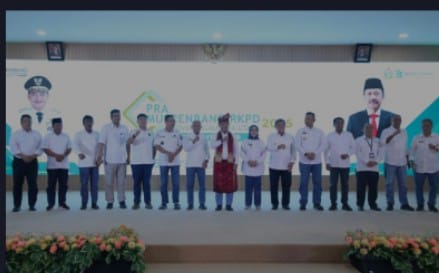 Bupati Asahan H. Surya, BSc menyampaikan 10 program prioritas kabupaten asahan pada pembukaan Pra Musrenbang Provinsi Sumatera Utara Zona Pantai Timur di Aula Melati Kantor Bupati Asahan, Selasa (20/02/2024). (Harian Daerah/Ibrahim)