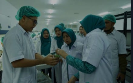 PJ Ketua TP PKK Provinsi Sumut Dessy Hassanudin mengunjungi PT. Hijau Surya Biotechindo yang berada di Kecamatan Kota Kisaran Barat Kabupaten Asahan, Selasa (20/02/2024). (Foto: Harian Daerah/Ibrahim)