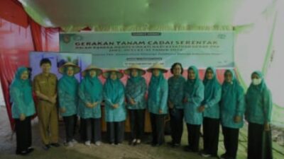 Ketua TP-PKK Kabupaten Asahan Ny. Hj. Titiek Sugiharti Surya, Wakil Ketua I TP. PKK Kabupaten Asahan Ny.Yusnila Indriati Taufik ikuti gerakan tanam cabai serentak se-Indonesia yang di pimpin oleh Ibu Negara Iriana Joko Widodo bersama Istri Wakil Presiden Ma'ruf Amin Wury Estu Handayani, Senin (04/03/2023). (Harian Daerah/Ibrahim)