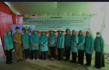 Ketua TP-PKK Kabupaten Asahan Ny. Hj. Titiek Sugiharti Surya, Wakil Ketua I TP. PKK Kabupaten Asahan Ny.Yusnila Indriati Taufik ikuti gerakan tanam cabai serentak se-Indonesia yang di pimpin oleh Ibu Negara Iriana Joko Widodo bersama Istri Wakil Presiden Ma'ruf Amin Wury Estu Handayani, Senin (04/03/2023). (Harian Daerah/Ibrahim)