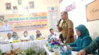 Lurah Sendang Sari Seno SH menyampaikan Profil dan menyampaikan Ekspose Kelurahan di depan Tim Penilai Kelurahan terbaik Tingkat Kabupaten Asahan dan para undangan di Aula Kantor Kelurahan Sendang Sari.Rabu (27/03/2024). (Foto: Harian Daerah/Ibrahim)