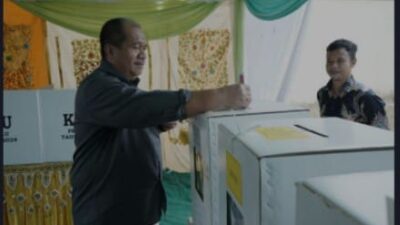 Wakil Bupati Asahan Taufik Zainal Abidin Siregar, S. Sos, M. Si bersama keluarga ikuti pelaksanaan pencoblosan Pemilu 2024, di TPS 05 Lingkungan II Kelurahan Selawan Kecamatan Kota Kisaran Timur, Rabu (14/02/2024). (Harian Daerah/Ibrahim)