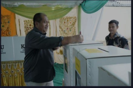 Wakil Bupati Asahan Taufik Zainal Abidin Siregar, S. Sos, M. Si bersama keluarga ikuti pelaksanaan pencoblosan Pemilu 2024, di TPS 05 Lingkungan II Kelurahan Selawan Kecamatan Kota Kisaran Timur, Rabu (14/02/2024). (Harian Daerah/Ibrahim)