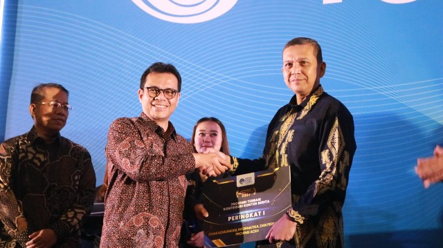 Provinsi Aceh Raih Peringkat 1 Nasional di Anugerah Media Center Daerah 2024 1 Pemyerahan penghargaan oleh Wakil Menteri Komunikasi dan Informatika Nezar Patria kepada Dinas Komunikasi Informatika persandian Aceh, Marwan Nusuf mewakili Pj Gubernur Aceh, di Bandung, Jawa Barat, Selasa (5/3/2024). (Foto: Diskominsa Aceh)