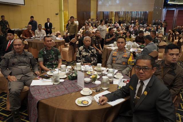 Bupati Asahan Saat menghadiri Undangan Pengadilan Tinggi Medan di Hotel Grand Mercury Medan, Kamis (07/03/2024). (Foto: Harian Daerah/Ibrahim)