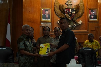 Bupati Asahan H. Surya, BSc menyampaikan Laporan Keterangan Pertanggungjawaban (LKPJ) Tahun Anggaran 2023 kepada DPRD Kabupaten Asahan di Aula Rambate Rata Raya Sekretariat DPRD Kabupaten Asahan, Kamis (14/03/2024). (Foto: Harian Daerah/Ibrahim)
