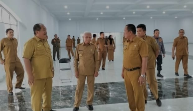 Bupati Asahan H.Surya di dampingi wakil Bupati Asahan Taufik saat mantau Aula Baru