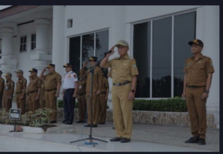 Bupati Asahan H.Surya BSc. Pimpin Apel gabungan di halaman kantor Bupati asahan