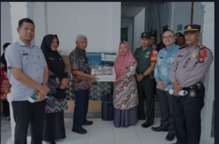 Bupati Asahan H. Surya, BSc menyerahkan alat kesehatan di UPTD Puskesmas Prapat Janji Kecamatan Buntu Pane, Kamis (25/01/2024). (Foto: Harian Daerah/Ibrahim)