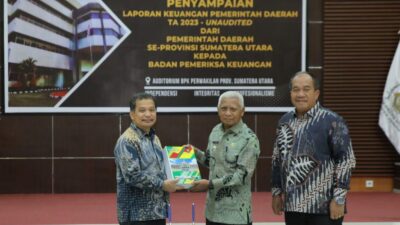 Bupati Asahan di dampingi wakil Bupati Asahan Menyerahkan Laporan Keuangan TA 2023 kepada Kepala Perwakilan BPK Sumut
