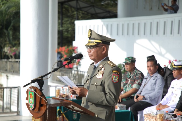upati Asahan H.Surya BSc Saat Mimpin Upacara HUT Satpol PP ke 74 i Alun-alun Ramabate Rata Raya Kisaran, Rabu (06/03/2024). (Foto: Harian Daerah/Ibrahim)