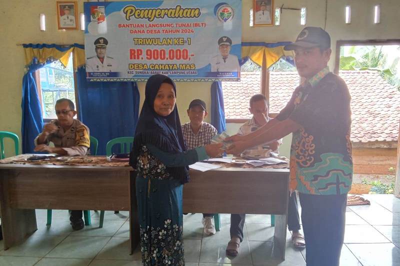 Desa Cahaya Mas Cairkan BLT DD Kepada 61 KPM 1 Pembagian Bantuan Langsung Tunai Dana Desa (BLT DD) triwulan pertama di kantor Desa Cahaya Mas, Jumat(22/03/2024)