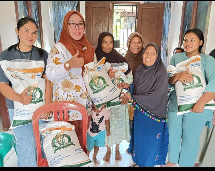 Pemdes Hujan Mas Salurkan Bantuan Beras Kepada 94 KPM 1 Kepala Desa Hujan Mas, Yulianti menyerahkan Bantuan Beras kepada 94 KPM di Kantor Desa Hujan Mas, Sabtu (23/4/2024). (Foto: Harian Daerah/Hendri)
