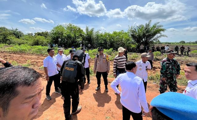 Polres Lampung Utara Dibantu TNI Dan Polda Lampung Laksanakan Pengamanan Eksekusi Lahan Kosong Oleh PN Kotabumi 1 Pelaksanakan pengamanan eksekusi lahan kosong yang berada Kecamatan Bunga Mayang oleh Pengadilan Negeri Kotabumi, Rabu (6/3/2024). (Foto: Hendri/Hariaan Daerah)