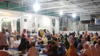 Jemaah Mushollah Al-Ikhlas saat makan bersama