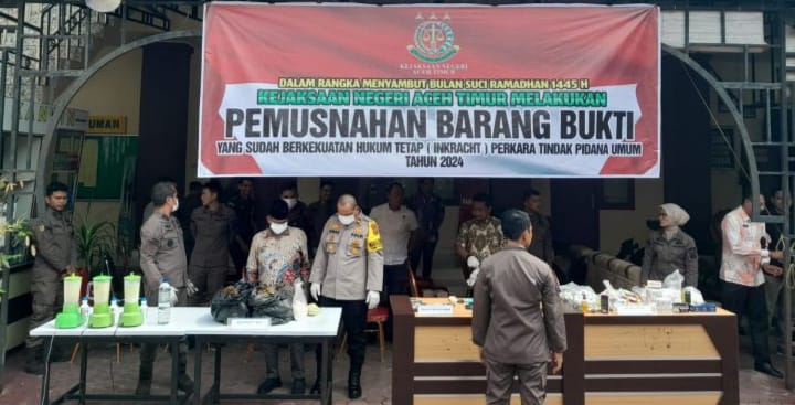 Pemusnahan 107 barang bukti yang sudah inkrah oleh Kejari Aceh Timur yang digelar di aula Taman Adiyaksa, Sabtu (10/3/2024). (Foto: infopublik.id/MCAceh)