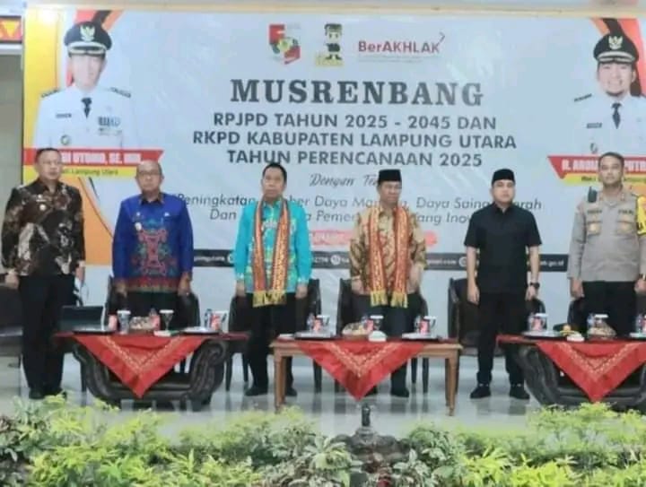 Bupati Lampung Utara, H. Budi Utomo, S.E., M.M. bersama dengan Sekretaris Daerah Drs. H. Lekok, M.M., Wakil Ketua Tim Penggerak PKK Kabupaten Lampung Utara, Hj. Devriyana Marda Ardian, S.Kom., Ketua Dharma Wanita Persatuan Hj. Haliana Daita, S.E., M.M., dan Forkopimda Kabupaten Lampung Utara saat menghadiri Musrenbang RPJPD, di Ruang Tapis Pemkab Lampung Utara pada hari Jumat (8/3/2025). (Foto: Harian Daerah/Hendr)