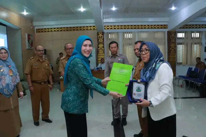 Pemkab Lampung Utara Gelar Sosialisasi Pengelolaan Sampah 1 Sosialisasi Peningkatan Peran Serta Masyarakat Dalam Pengelolaan Persampahan Dengan Konsep Bank Sampah dan Pemanfaatan Sampah Dalam Meningkatkan Ekonomi Rumah Tangga yang dipusatkan di Ruang Tapis Setdakab setempat, Selasa, (05/03-2024). (Foto: Harian Daerah/Hendri)