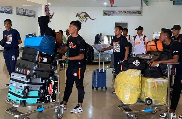 Skuat Persiraja Banda Aceh tertahan di Bandara Biak Papua karena tidak ada penerbangan pada Jumat (1/3/2024). (Foto: Info Publik)