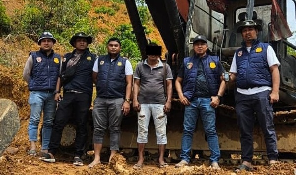 Polda Aceh Amankan Exavator di Tambang Ilegal 1 Polisi mengamankan satu unit alat berat jenis ekskavator di lokasi tambang ilegal di Desa Peulokan, Kecamatan Labuhan Haji Barat, Aceh Selatan, Kamis (29/2/2024). (Foto: mc Aceh)