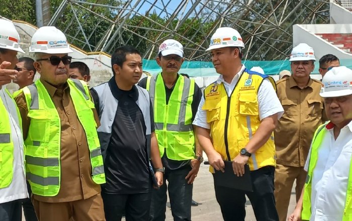 Pj Gubernur Aceh saat meninjau meninjau lokasi pengerjaan venue utama PON XXI Aceh-Sumut 2024, di Stadion Harapan Bangsa, Lhong Raya, Kota Banda Aceh, Provinsi Aceh, Selasa (26/3/2024). (Foto: infopublik.id)