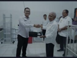 Bupati Asahan Menyerahkan Alat Kesehatan Di Puskesmas Aek Songsongan