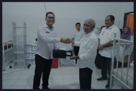 Bupati Asahan Surya BSc di dampingi Wakil Bupati Asahan Taufik Zainal Abidin Siregar S.Sos MSi menyerahkan alat kesehatan