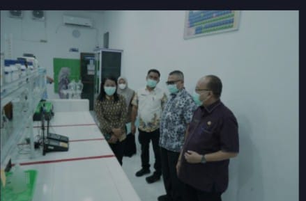 Sekda Asahan John Ardi Nasution M Si melakukan monitoring dan evaluasi BLUD UPTD Laboraturium Dinas Lingkungan Hidup, Kamis (18/01/2023). (Foto: Harian Daerah/Ibrahim)