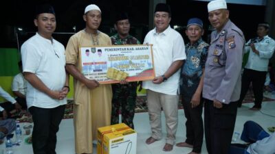 Wakil Bupati Asahan Taufik Zainal Abadin Siregar. S.Sos M.Si menyerahkan bantuan kepada BKM masjid Ikhwanul Yagin. (Foto: Harian Daerah/Ibrahim)