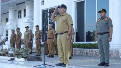 Wakil Bupati Asahan Taufik Zainal Abidin S. Sos, M.Si memimpin apel gabungan bulan Maret Tahun 2024 di halaman Kantor Bupati Asahan, Senin (04/03/2024).