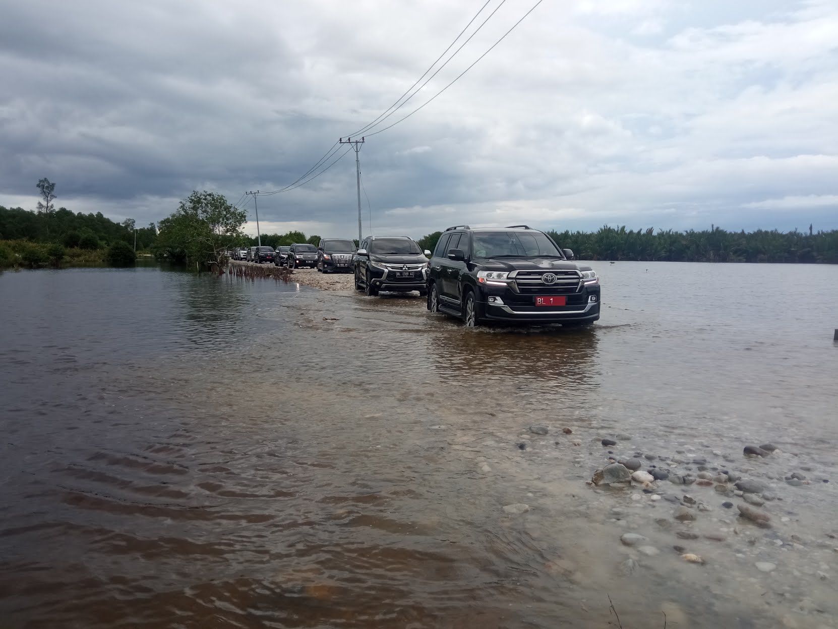 Rombongan Pj Gubernur Aceh Terobos Jalan Kuala Baru Yang Tergenang Banjir Rob 1 pj-gubernur-aceh