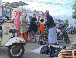 Berbagi Kebaikan, Anggota DPRA Bardan Sahidi Salurkan Ratusan Paket Lebaran Untuk Petugas Kebersihan di Aceh Tengah
