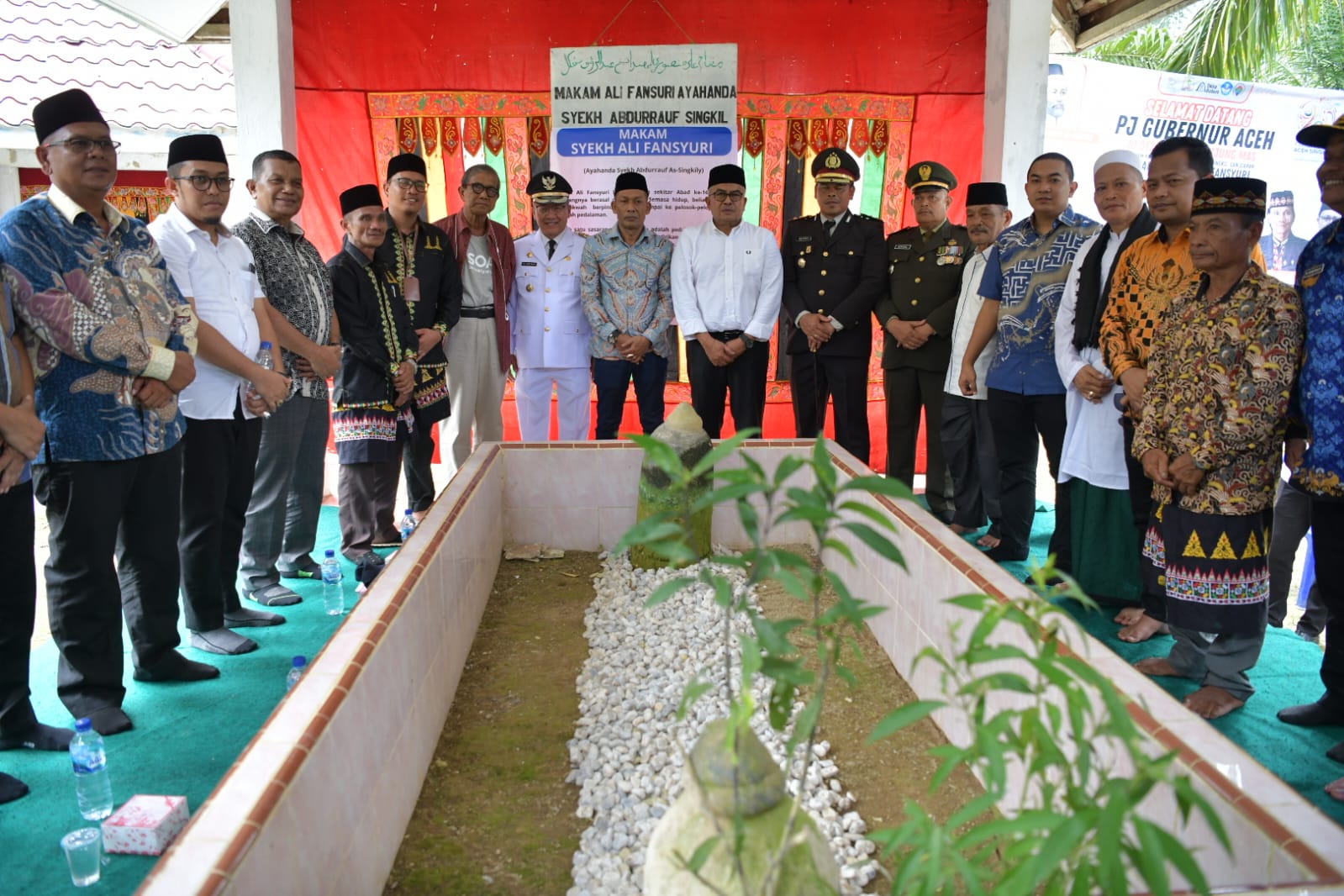 Pj Gubernur dan Istri Ziarah ke Makam Syekh Ali Al Fansyuri 1 pj-gubernur-aceh