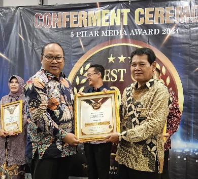 PT. Bank Aceh Syariah raih penghargaan pada acara Five Star Innovation Exellent Award 2024 di Grand Keisha Hotel, Yogyakarta, Kamis (28/3/2024) yang diterima langsung oleh Sekretariat Perusahaan Bank Aceh, T. Zulfikar.